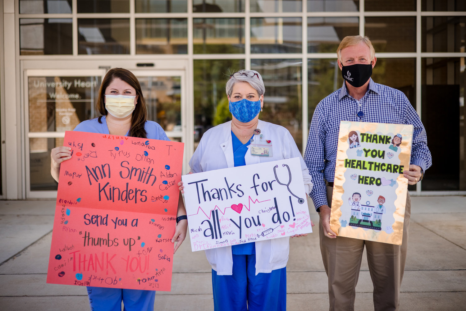 Students honor healthcare workers with cards